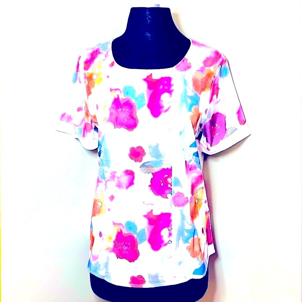 NWT JFN floral blouse size medium.  Cute button detailing down side